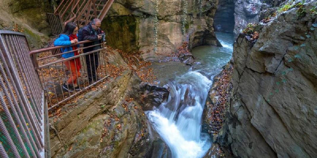 Şehirden uzak, doğaya yakın nokta! Yeşilin ve suyun dansı burada buluşuyor: Giden resmen büyüleniyor! 5